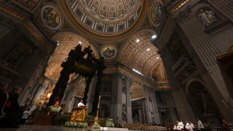La basilique encore dans la pénombre, veillée pascale 2023