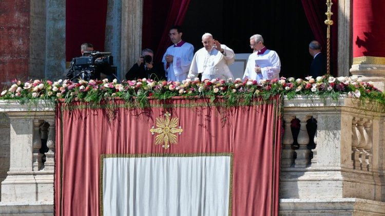 Francesco affacciato dalla Loggia delle benedizioni della Basilica di San Pietro