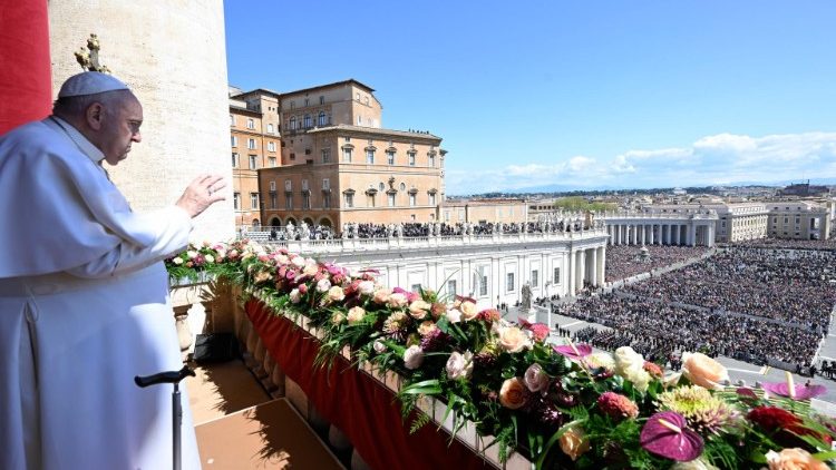 Flowers from the Netherlands adorned the central loggia