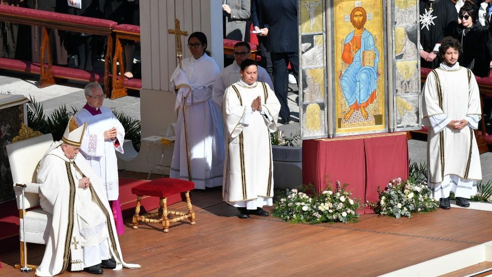 Il momento della venerazione dell'icona acheropita del Santissimo Salvatore