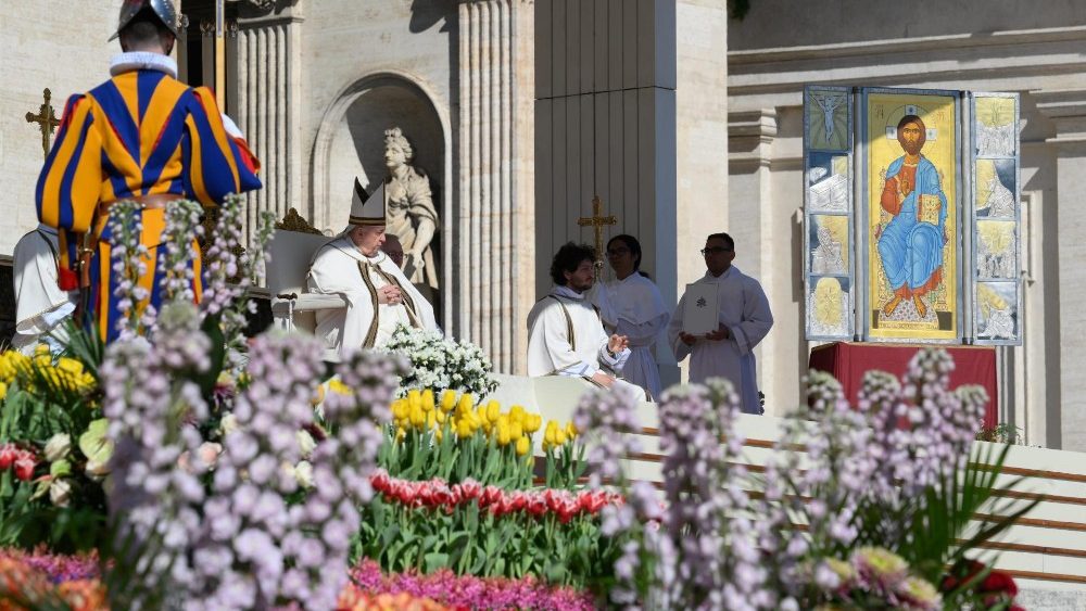 Il momento della venerazione dell'icona acheropita del Santissimo Salvatore