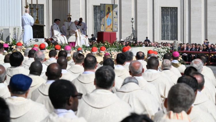 Mapadre na maaskofu katika misa ya Pasaka