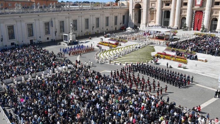 La foule place Saint-Pierrre, dimanche 9 avril.