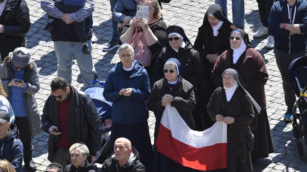 As mulheres nos ensinam que encontramos Jesus, testemunhando-O, afirma Francisco