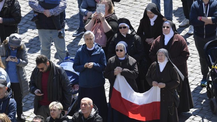 Wierni zebrani podczas modlitwy Regina Coeli z Papie?em w Poniedzia?ek Wielkanocny, 10 kwietnia 2023