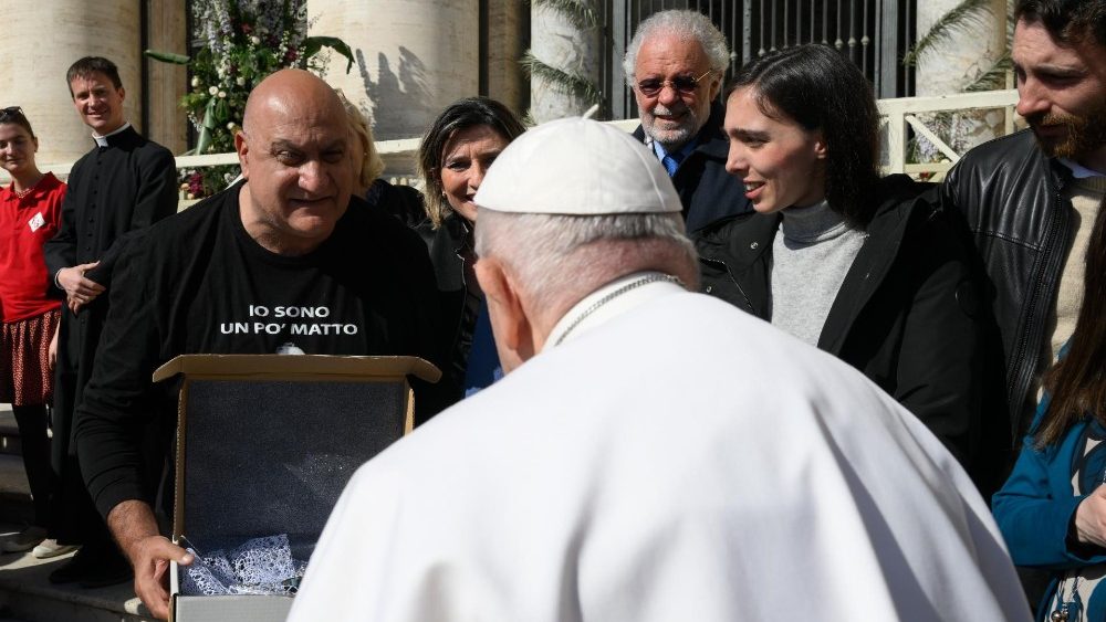 O patrono do Festival, Dario D'Ambrosi, ao encontrar o Papa na Audincia Geral desta quarta (12)
