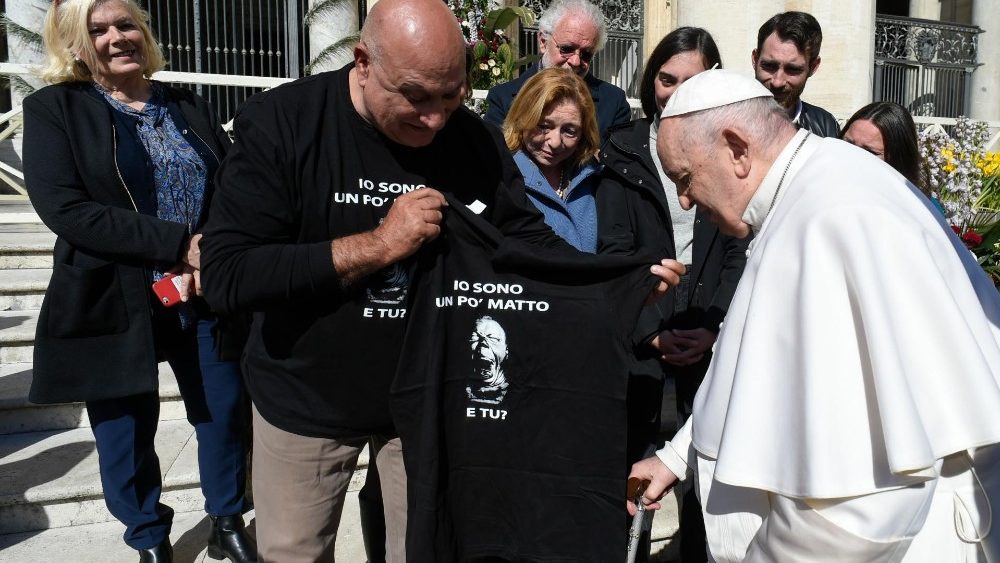 O patrono do Festival, Dario D'Ambrosi, ao encontrar o Papa na Audincia Geral desta quarta (12)