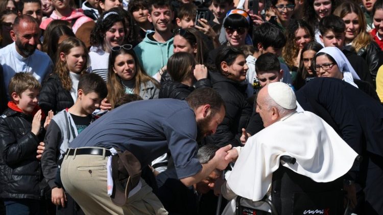 Il Papa al termine dell'udienza generale in Piazza San Pietro