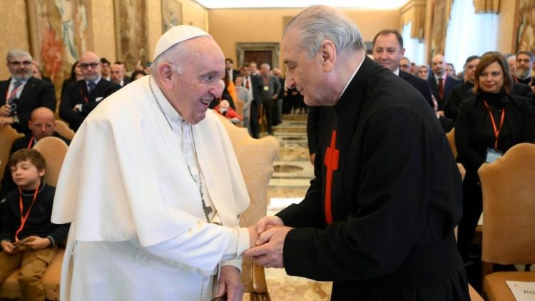 Papa Francisco cumprimenta padre Virginio Bebber, presidente da Associa??o Religiosa de Institutos Sociais e de Sade (ARIS)