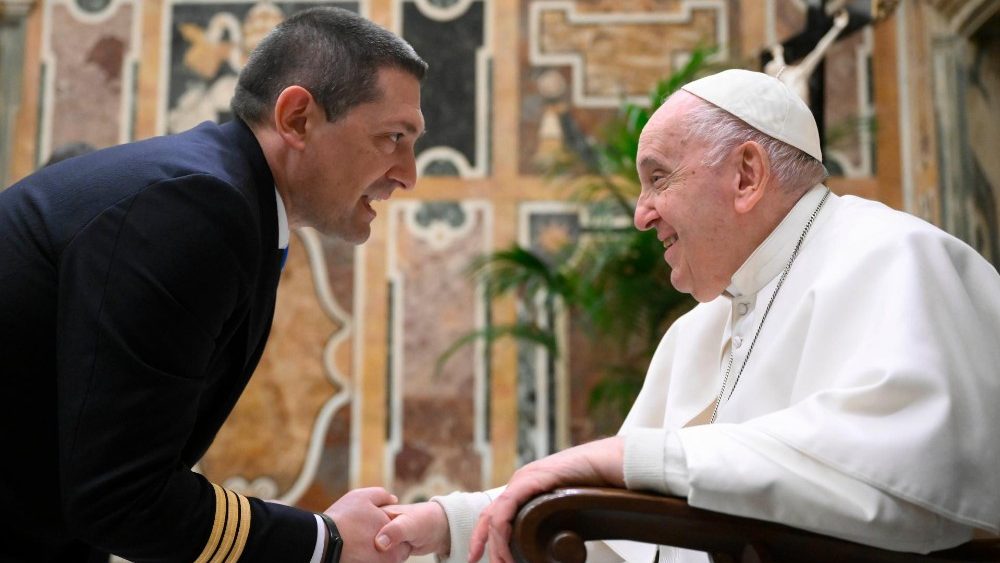 Il saluto di uno dei piloti