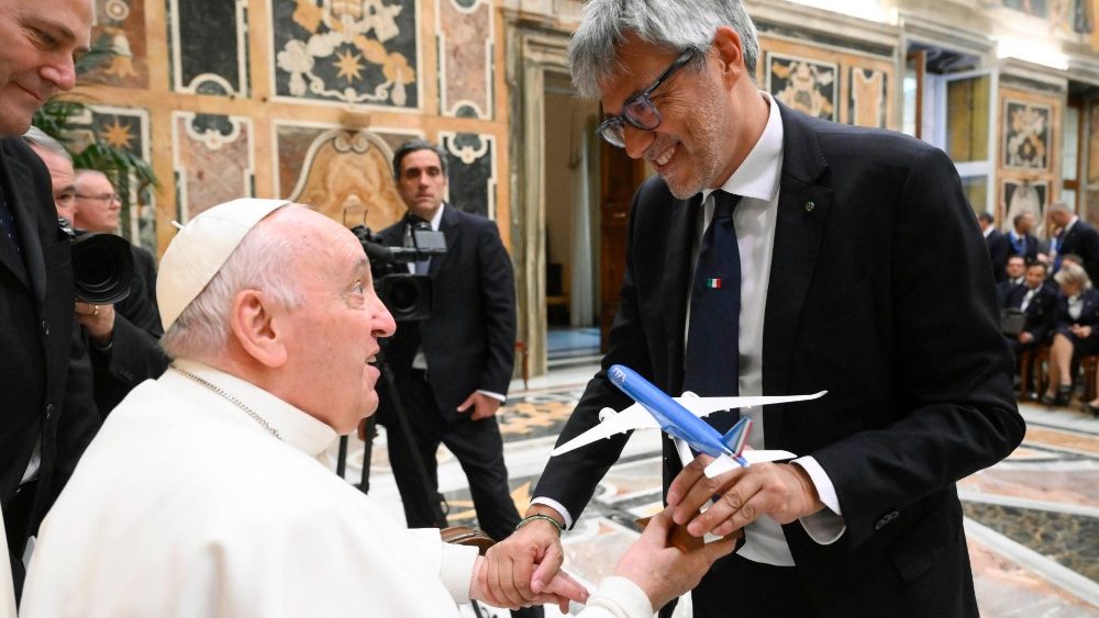 L'omaggio al Papa con un modellino della flotta ITA Airways