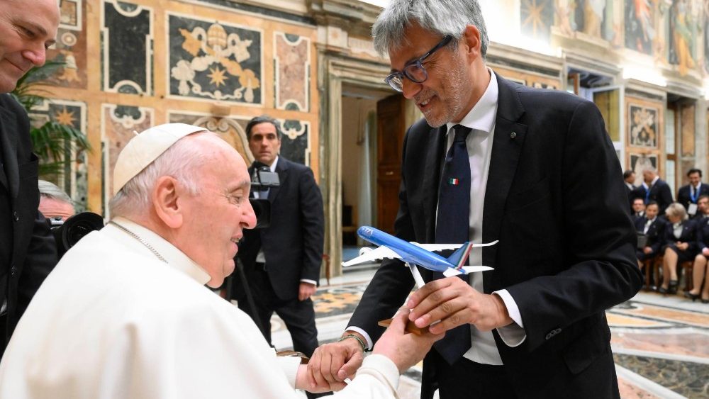 O Papa com os diretores e funcionrios da Companhia area italiana ITA Airways
