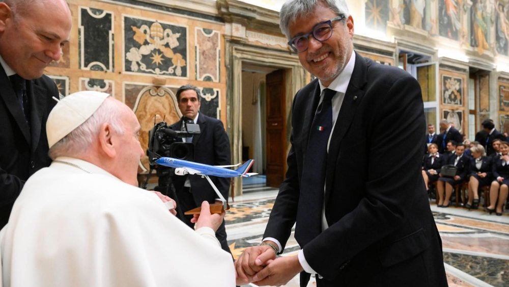 O Papa com os diretores e funcionrios da Companhia area italiana ITA Airways