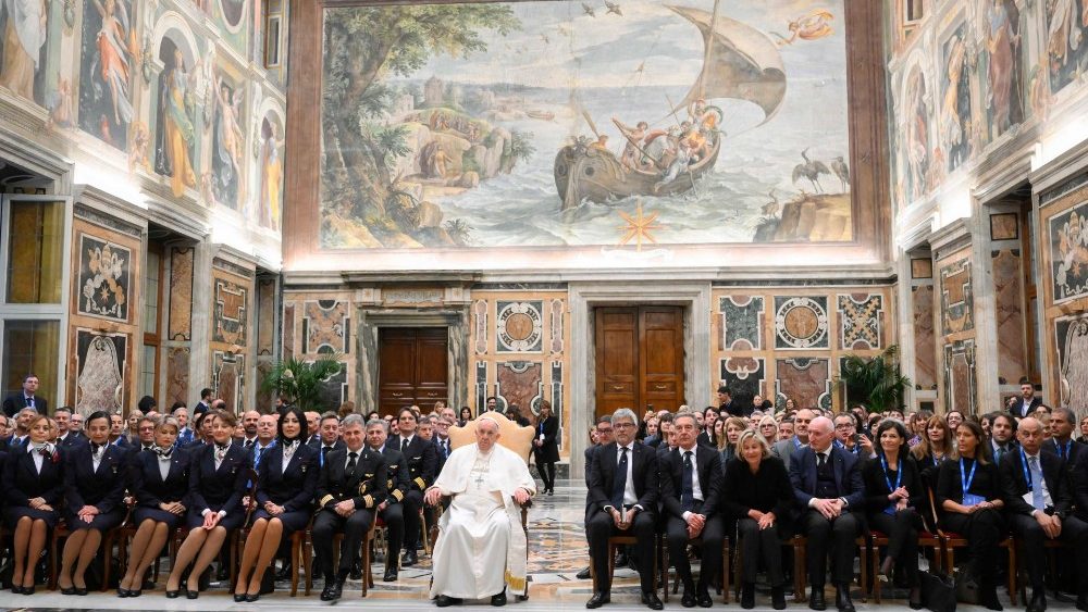 O Papa com os diretores e funcionrios da Companhia area italiana ITA Airways
