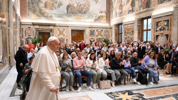 Les membres de la Fondation espagnole "Mère de l’Espérance de Talavera de la Reina" reçus par le Pape François, le 15 avril 2023. Les membres de la Fondation espagnole "Mère de l’Espérance de Talavera de la Reina" reçus par le Pape François, le 15 avril 2023.