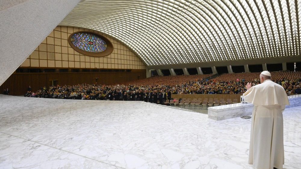 A festa na Sala Paulo VI da audincia do Papa com os peregrinos da diocesa italiana de Crema