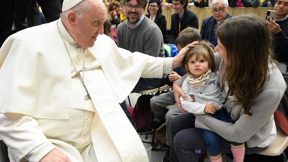 A festa na Sala Paulo VI da audincia do Papa com os peregrinos da diocesa italiana de Crema