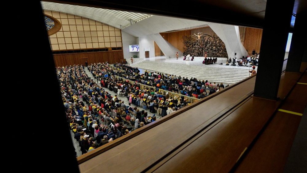 A festa na Sala Paulo VI da audincia do Papa com os peregrinos da diocesa italiana de Crema