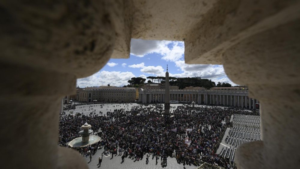 Imagens da Pra?a S?o Pedro neste Domingo da Divina Misericrdia para o Regina Caeli com o Papa