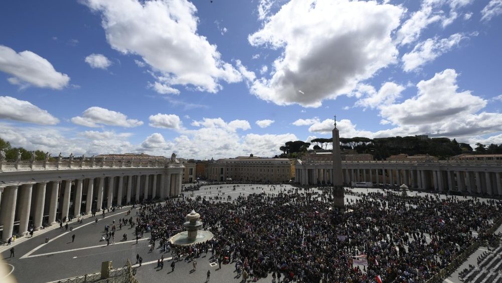 Imagens da Pra?a S?o Pedro neste Domingo da Divina Misericrdia para o Regina Caeli com o Papa