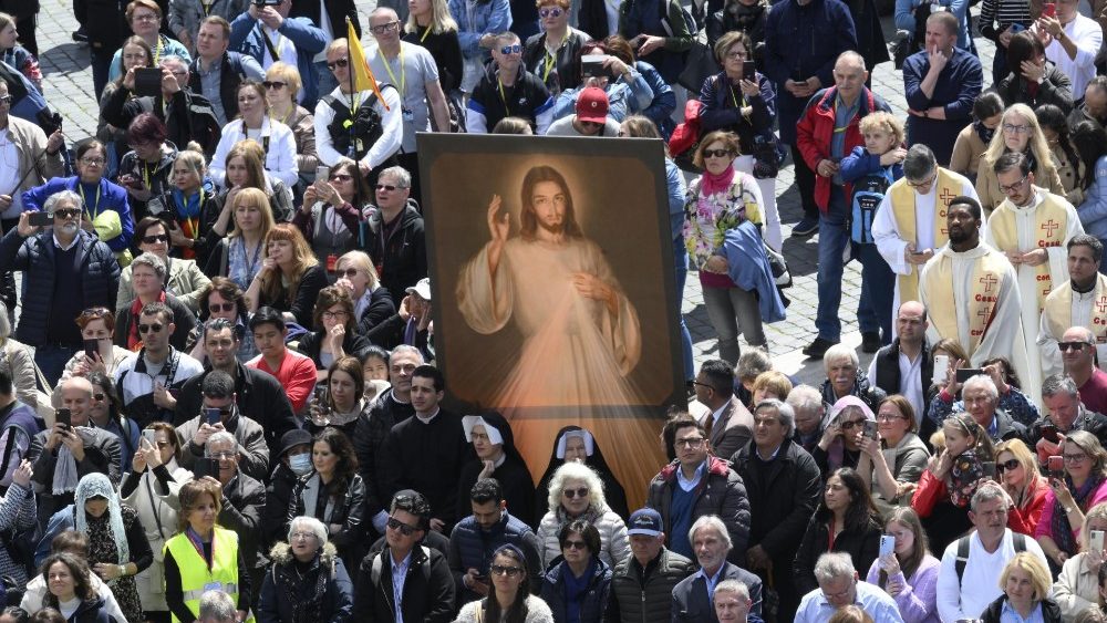 Imagens da Pra?a S?o Pedro neste Domingo da Divina Misericrdia para o Regina Caeli com o Papa