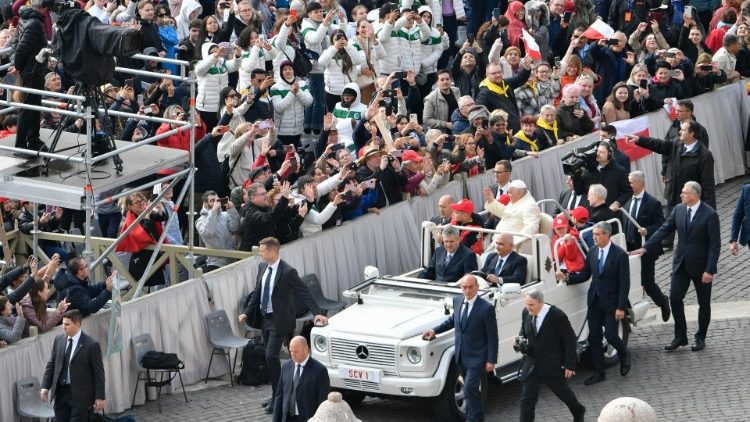Francesco mentre percorre piazza San Pietro in papamobile