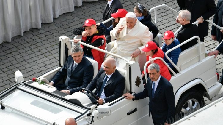 Francesco sulla papamobile con alcuni bambini