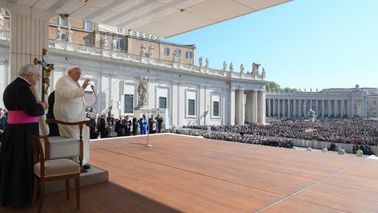 Francesco mentre comincia l'udienza generale