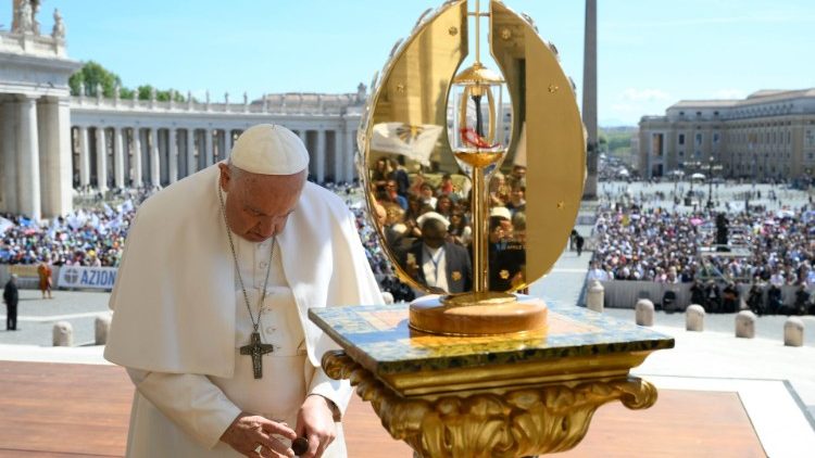 Francesco venera una reliquia della beata Armida Barelli