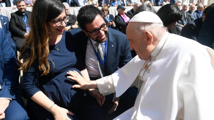 Papa Francisco aben?oa uma mulher grvida  (Pra?a S?o Pedro - 22 de abril de 2023)