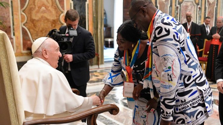 Les participants à l'Assemblée plénière du dicastère pour les Laïcs, la Famille et la Vie, reçus par le Pape François, le 22 avril 2023. 