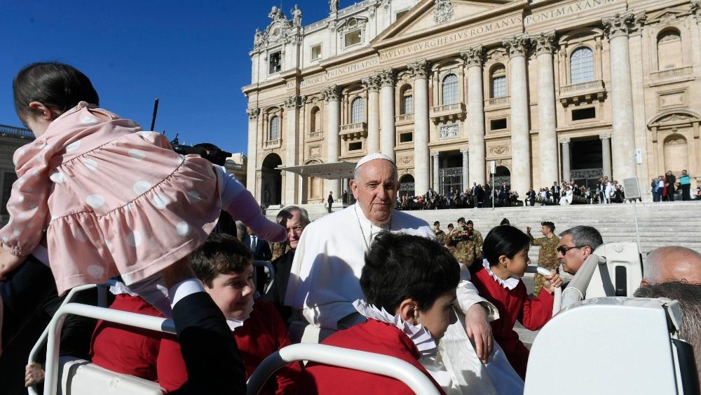Papa Francisc la audiența generală din 26 aprilie 2023 în Piața Sfântul Petru. Foto Credits: Vatican Media