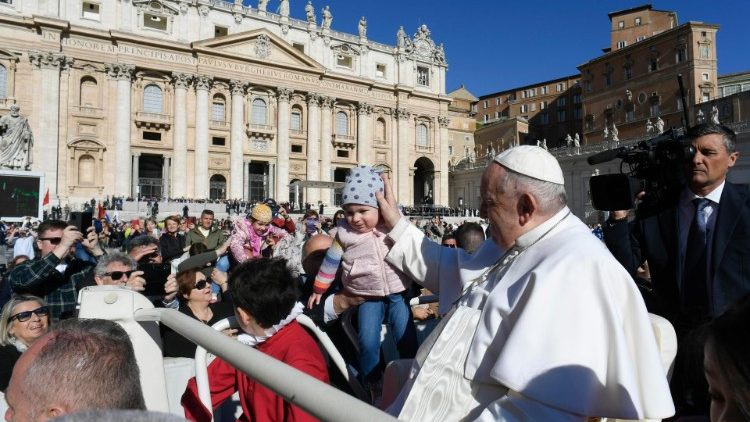 Francesco tra i fedeli in piazza San Pietro