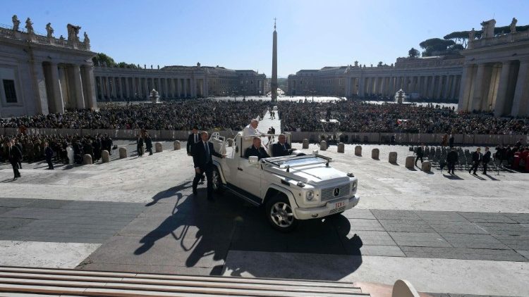 Francesco in papamobile sul sagrato della Basilica Vaticana