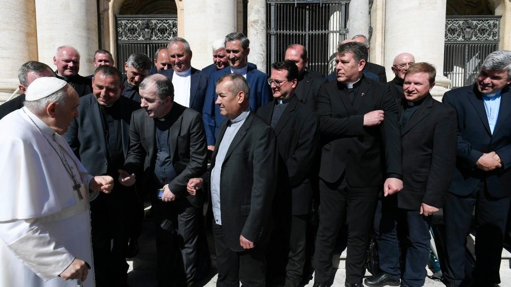La papa Francisc, preoți din România la 25 de ani de preoție. Foto Credits: Vatican Media