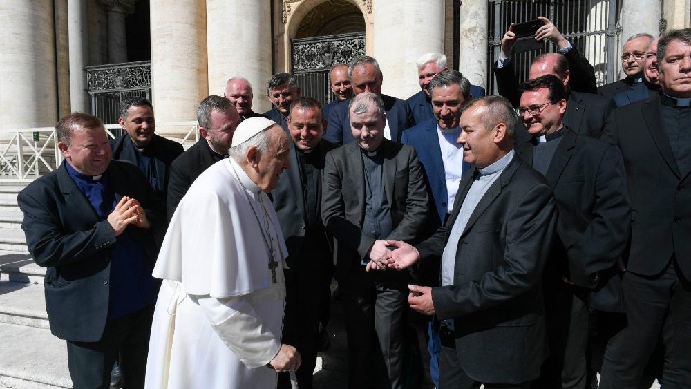 La papa Francisc, preoți din România la 25 de ani de preoție. Foto Credits: Vatican Media