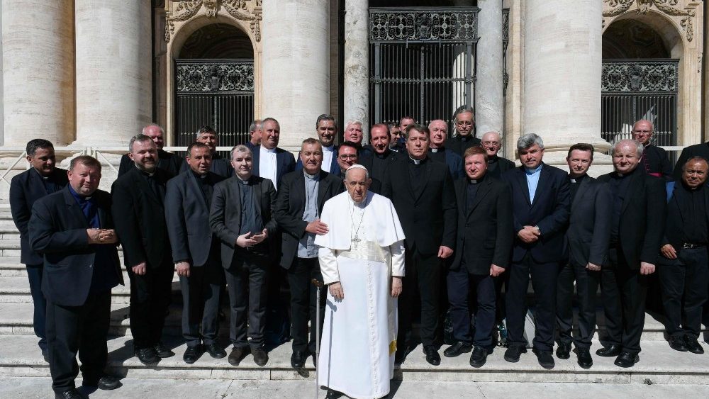 La papa Francisc, preoți din România la 25 de ani de preoție. Foto Credits: Vatican Media