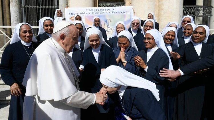 Francesco con alcune religiose