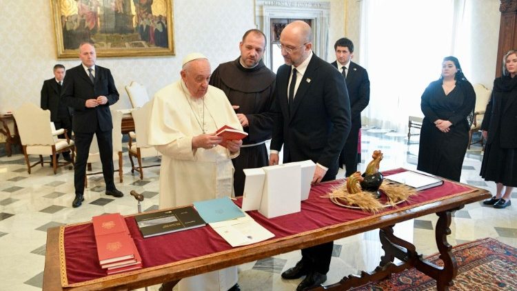 2023.04.27 Papa Francisko amekutana na Waziri Mkuu wa Ukraine Bwana  Denys Shmyhal.