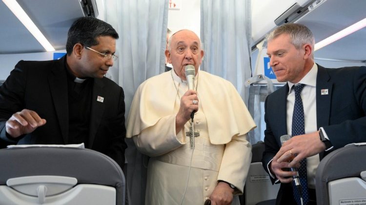 MAP Francis greets journalists on flight to Budapest