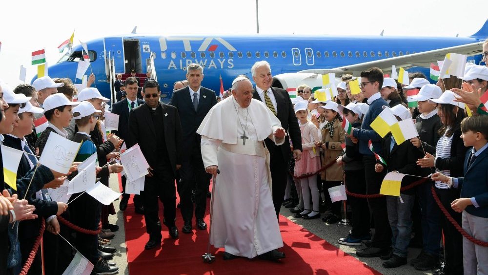 Chegada de Francisco ao aeroporto de Budapeste