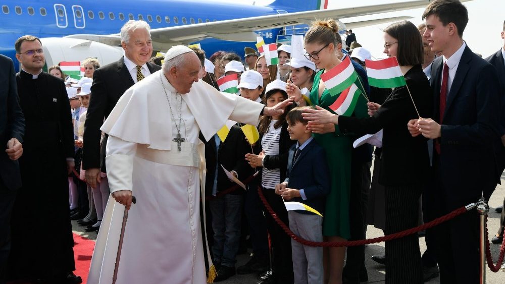 Chegada de Francisco ao aeroporto de Budapeste