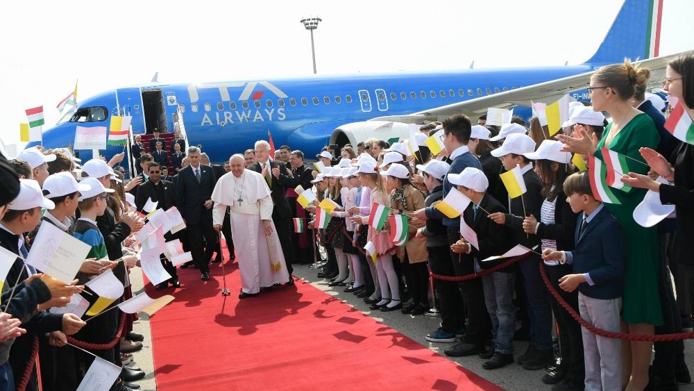 Chegada de Francisco ao aeroporto de Budapeste