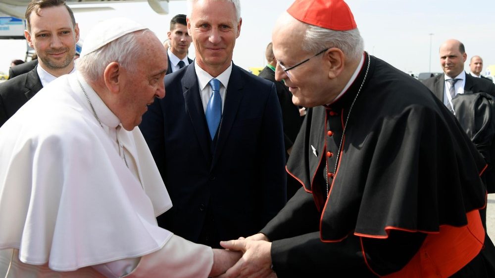 O Papa sendo recebido pelo nncio apostlico, Michael Banach