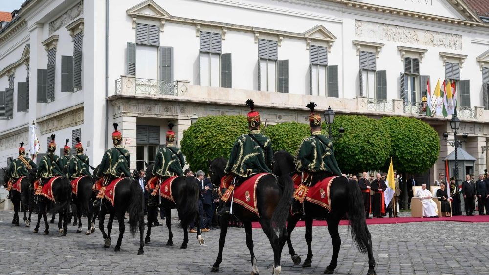 Rencontre avec les autorités hongroises à Budapest, 41e voyage apostolique, le 28 avril 2023. 
