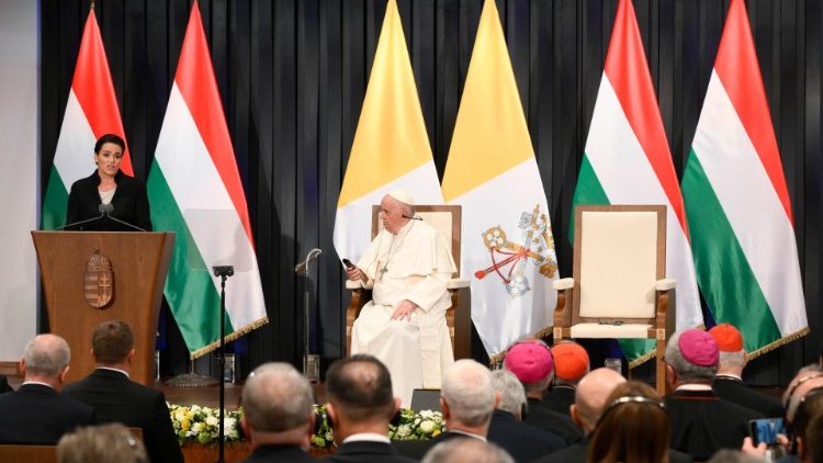 Francesco nella sala dell'ex Monastero carmelitano, sede del governo ungherese