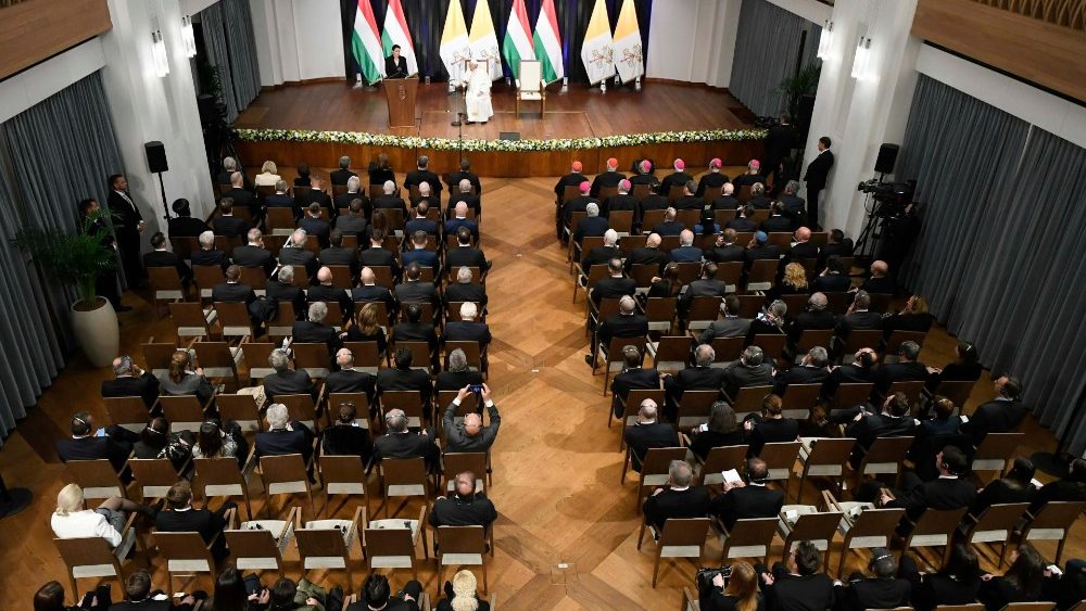 Rencontre avec les autorités hongroises à Budapest, 41e voyage apostolique, le 28 avril 2023. 