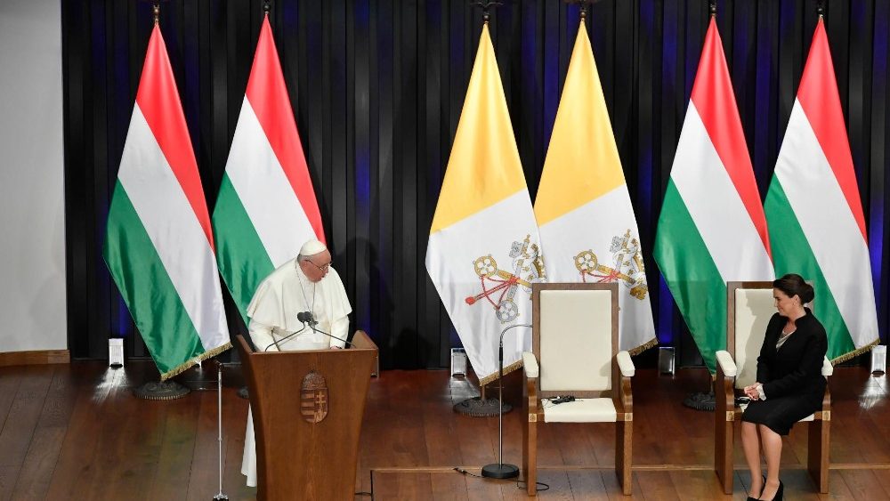 Rencontre avec les autorités hongroises à Budapest, 41e voyage apostolique, le 28 avril 2023. 