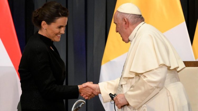 Papa Francisco cumprimenta a Presidente Katalin Novk em sua segunda visita  Hungria