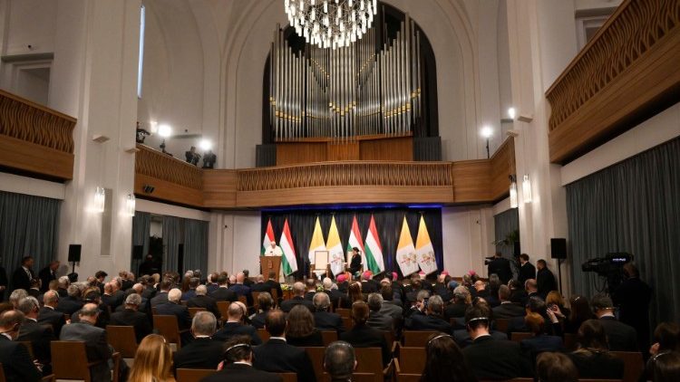 Sre?anje s predstavniki oblasti in civilne dru?be je potekalo v nekdanjem karmeli?anskem samostanu